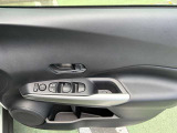 運転席のドアパネルです。ドリンクホルダーもあります。