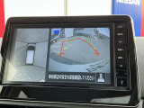 上空から見下ろしているかのような映像をディスプレイに映し出し、スムースな駐車をサポートします。画面は「トップビュー」のほか「サイドブラインドビュー」への切り換えが可能。ますます安心です