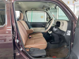 運転席の足元は広々としており、座席は大きく前後にスライド出来るので自分に合ったポジションで運転する事が出来ます。アクセルやブレーキにクセもなくとても運転のしやすい車両です。