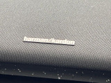【harman kardon】ハーマンカードンのHi-Fiスペシャリストと共に、モデル別に開発・設計された専用チューニングが臨場感溢れる音響空間を実現しています。