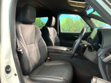 運転席まわりには十分なスペースがあり、大柄な方でもゆったり運転していただける環境です。