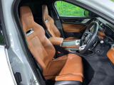 質感の高いシートでございます。使用感が出やすい運転席ですが、綺麗な状態を保っております。前席の状態は内装の状態を見る大きなポイントになると思いますので、是非一度、実際にご覧くださいませ。