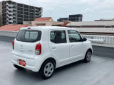 右斜め後ろからの特徴的なフォルム。狭い路地裏でも運転しやすそうな小回りが利くコンパクトボディ♪