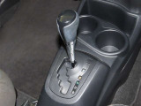 誤操作の少ないゲート式シフトレバーを装備しております。