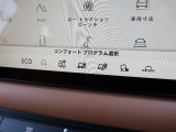 高い走破性が魅力のランドローバー。それを実現する【テレインレスポンス2】は「エコ」「オンロード」「オート」「草/砂利/雪」「泥/轍」「砂地」のモードを搭載!地形や天候に左右されない走りを実感ください!