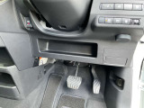駐車ブレーキは指で操作する電動式です