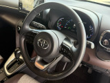 【ステアリングスイッチ】が付いており運転中に前方から目線をそらすことなくオーディオ等の操作が可能なので安心・快適にカーライフをお楽しみいただけます。