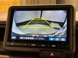リバースギアに入れるだけで後方の表示へ切り替わります。夜間や雨の日の駐車も楽になりますよ。
