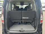 バックドアは大きく開きます。定員乗車時でも十分広いラゲッジスペースを確保しています。