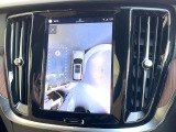【360&deg;ビューカメラ】4台の高解像度カメラで360度の鳥瞰図を表示。隣の車や壁、死角にある障害物などを画面で確認できるため、狭いスペースでの駐車・出入りも安心です。