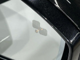 ブラインドスポットモニター 左右斜め後ろを平行して走る車を認識し、車線変更の際に危険を察知するとドライバーへ警告を促します。夜・雨・トンネル内など走行時の環境が悪い時ほど便りになる安全装置です。