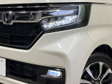 【LEDヘッドライト】悪天候や夜間走行時も良好な視界を確保し安心して運転できる高輝度LEDヘッドライトを装備!点灯速度が早く、消費電力も抑えられています。