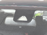 【スマートアシスト】走行中に前方の車両等を認識し、衝突しそうな時は警報とブレーキで衝突回避と被害軽減をアシスト。より安全にドライブをお楽しみいただけます。