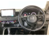 【ハンドル】運転にかかわる様々な操作を安全に行えるように視点移動が少なく操作性に配慮されたスイッチ類が凝縮されたコックピットです。
