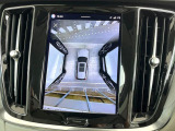 【360&deg;ビューカメラ】4台の高解像度カメラで360度の鳥瞰図を表示。隣の車や壁、死角にある障害物などを画面で確認できるため、狭いスペースでの駐車・出入りも安心です。