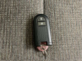 ドアの開閉時、両手が荷物で塞がっている時はキーレスでのカギの解除が大変ですよね。スマートキーはポケットやバッグに入れておけば、ノブに触れただけでロックの解除が可能です。とても便利な機能です。