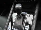 CX-5のシフトレバーです。MTモード付きの6ATで、しなやかな走りを支えます。