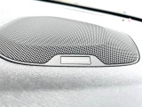 【harman kardon】ハーマンカードンのHi-Fiスペシャリストと共に、モデル別に開発・設計された専用チューニングが臨場感溢れる音響空間を実現しています。
