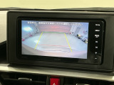 リバースギアに入れるだけで後方の表示へ切り替わります。夜間や雨の日の駐車も楽になりますよ。