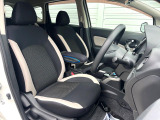 運転席まわりには十分なスペースがあり、大柄な方でもゆったり運転していただける環境です。