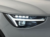 【LEDヘッドライト】明るく眩しいハイビームを先行車や対向車に照射しないオートハイビームを備えたLEDヘッドライト。北欧神話に登場するトールハンマーをモチーフにした、一目でボルボとわかるデザイン。