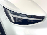 【LEDヘッドライト】明るく眩しいハイビームを先行車や対向車に照射しないオートハイビームを備えたLEDヘッドライト。北欧神話に登場するトールハンマーをモチーフにした、一目でボルボとわかるデザイン。
