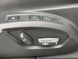 【運転席パワーシート】リクライニングからシートリフターまで、スイッチ一つで簡単にシートの微調整が可能!自分に最適なシートポジションにセットして、快適なドライブをお楽しみください。