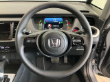 【誤発進抑制機能】うっかり防止!停車時や10キロ以下の低速走行時、前方の障害物を検知し、ドライバーがアクセルペダルを踏みこんだ場合の急加速を抑制します。音とメータ内表示で警告します。