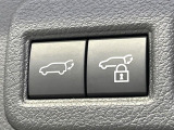 【パワーバックドア】スマートキーや運転席のボタンを押すだけでリアゲートが自動で開閉します!荷物を持っている時や、高い位置にあるバックドアを閉める際に便利な機能です♪