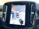 【360&deg;ビューカメラ】4台の高解像度カメラで360度の鳥瞰図を表示。隣の車や壁、死角にある障害物などを画面で確認できるため、狭いスペースでの駐車・出入りも安心です。