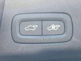 【パワーバックドア】スマートキーや運転席のボタンを押すだけでリアゲートが自動で開閉します!荷物を持っている時や、高い位置にあるバックドアを閉める際に便利な機能です。