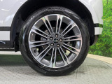 ◆純正20インチアルミ『こだわりを持ってモデル別にデザインされています。しつこい鉄粉や錆に高い効果を発揮する「ホイールコーティング」の施工も受付中!お気軽に担当営業までご相談ください。』