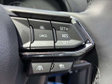 【マツダ・レーダー・クルーズ・コントロール (MRCC)】運転者がアクセルやブレーキを踏まなくても設定した速度での定速走行や先行車との車間距離を一定に保つ追従走行により、運転者の負担を軽減するシステムです。