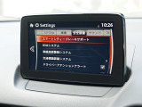 こちらのお車には先進安全装備が多数搭載されています。衝突被害を回避あるいは軽減するためのブレーキや、後方死角からの接近警報、車線逸脱を防止する警報装置など、詳しくはスタッフまでお尋ねください。