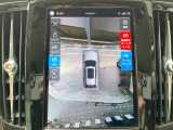 【360&deg;ビューカメラ】4台の高解像度カメラで360度の鳥瞰図を表示。隣の車や壁、死角にある障害物などを画面で確認できるため、狭いスペースでの駐車・出入りも安心です。