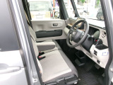 運転席はハイトアジャスター付きです