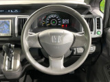 インテリアに合わせたデザインのステアリングは、運転される方のことも考え、運転しやすい形状、大きさです。是非一度、実際に触ってお確かめください。