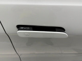 格納式ドアハンドルを採用。走行時は電動で格納されます。空力性能とデザインを両立させた装備です。