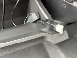 グローブボックス内のUSB・HDMI入力端子を使ってスマホやメディア機器と連携可能!お気に入りの音楽や動画等をより便利に楽しめるので、毎日の移動からロングドライブまで快適な車内時間を演出します♪
