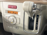 【オートエアコン】一度お好みの温度に設定すれば、車内の温度を検知し風量や温度を自動で調整。暑い&hellip;寒い&hellip;と何度もスイッチ操作をする必要はありません。快適な車内空間には必須の機能ですね♪