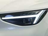 【LEDヘッドライト】ハイビームを先行車や対向車にあてず、その両サイドではハイビーム照射を維持。見える範囲が段違いに広くなりました。北欧神話に登場するトールハンマーをモチーフにデザイン。