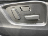 【運転席8WAYパワーシート】リクライニングからシートリフターまで、スイッチ一つで簡単にシートの微調整が可能!自分に最適なシートポジションにセットして、快適なドライブをお楽しみください。