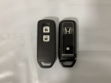スマートキーを装備しています。鍵を差し込むことなくドアロックの開け閉めと、スタートボタン操作でのエンジンスタートができます。スペアキーも同じものを用意しております。
