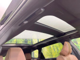 【調光パノラマルーフ】車内の解放感が一気に上がる大型パノラマルーフに調光機能がプラス!日差しが強い時、シェードを閉めなくてもガラスの透明度を調整することで心地よい明るさに♪