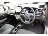 落ち着いた色合いの運転席廻りで飽きの来ないスッキリとしたデザイン♪