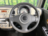 インテリアに合わせたデザインのステアリングは、運転される方のことも考え、運転しやすい形状、大きさです。是非一度、実際に触ってお確かめください。