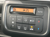 【オートエアコン】一度お好みの温度に設定すれば、車内の温度を検知し風量や温度を自動で調整。暑い&hellip;寒い&hellip;と何度もスイッチ操作をする必要はありません。快適な車内空間には必須の機能ですね♪