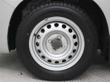 スチールホイールを装着しています。タイヤサイズ155/80R14