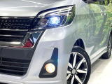 【LEDヘッドライト】悪天候や夜間走行時も良好な視界を確保し安心して運転できる高輝度LEDヘッドライトを装備!点灯速度が早く、消費電力も抑えられています。