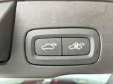 【パワーバックドア】スマートキーや運転席のボタンを押すだけでリアゲートが自動で開閉します!荷物を持っている時や、高い位置にあるバックドアを閉める際に便利な機能です。